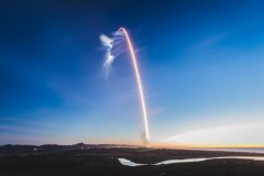 SpaceX 發(fā)射的獵鷹九號(hào)火箭軌跡太美，意外造成推特上 UFO 騷動(dòng)